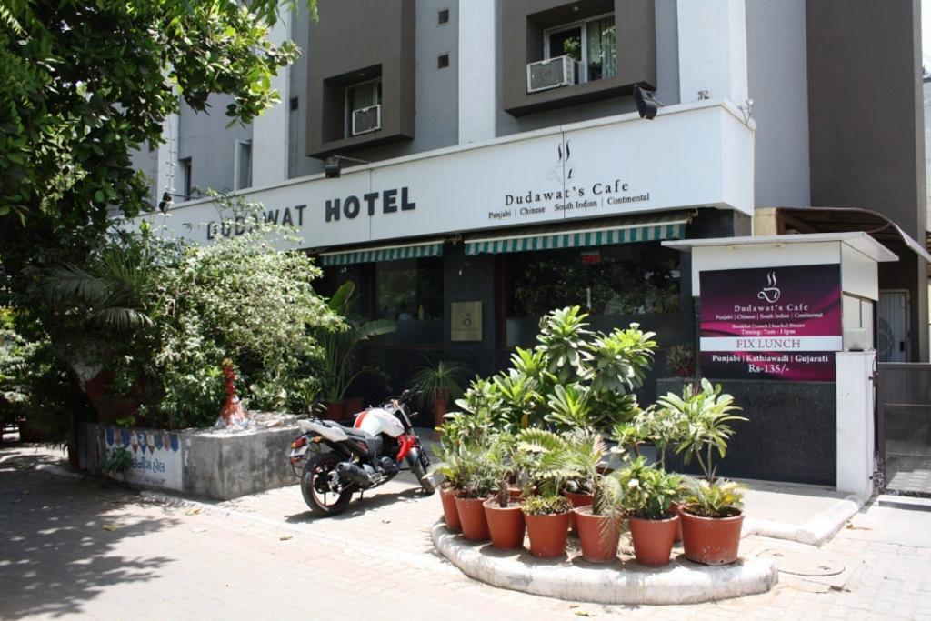 Hotel Dudawat Ahmedabad Extérieur photo